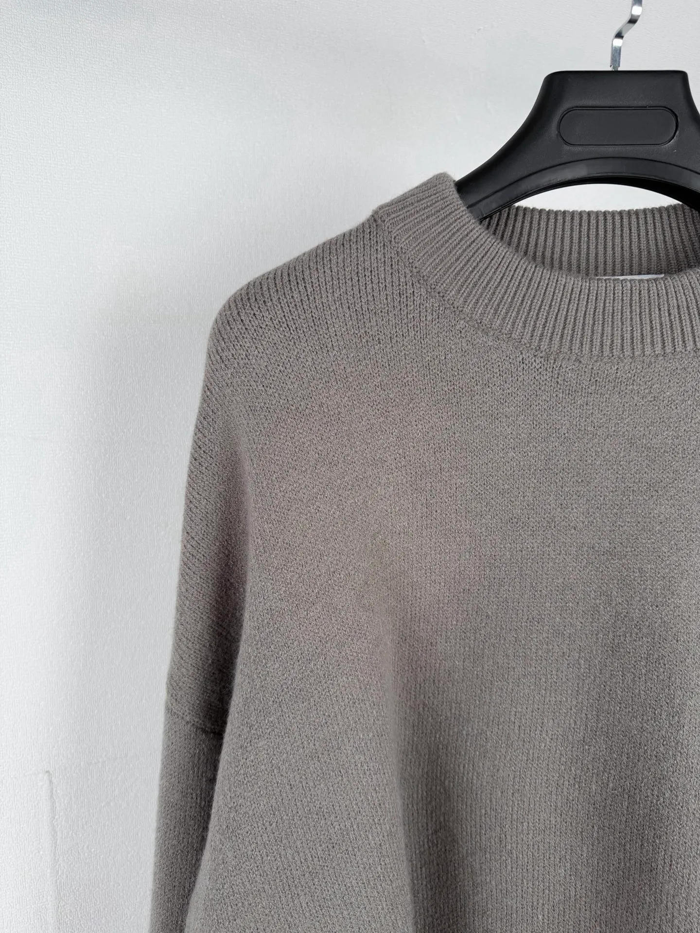 AMI Paris love jacquard crew neck sweater, custom-dyed luxurious Merino wool, soft and delicate, comfortable and close to the skin, with deep sea blue as the base, a calm spectrum dyed by twilight. A contrasting love heart jumps on the chest, quietly exuding its own charming halo. The brand is highly recognizable. The elegance and casualness of French fashion are the ultimate simplification of color, and convey the love and persistence of life. Meet the ultimate simplicity, the well-deserved king of Versatile. Process 1: Jacquard tissue imported from Germany. Precisely control the arrangement and interweaving of yarns. Carefully interweave on the loom. Ami love jacquard artistic pattern inlay. The fabric is more vivid and three-dimensional. Process 2: Softening and deodorizing process of ready-made clothes. Use professional washing equipment and specific detergents to deep clean and deodorize clothes. Improve the feel and appearance of clothes. Accessories: Customized 1:1 Ami Trademark Fit: Loose fit Size: S M L XL